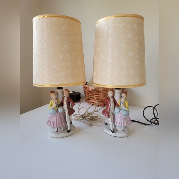 Set of two antique lamps with original shades. - Picture 1 of 3